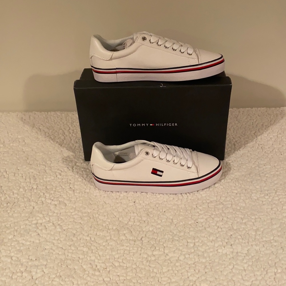 NWT women 8 Tommy Hilfiger tennis shoes